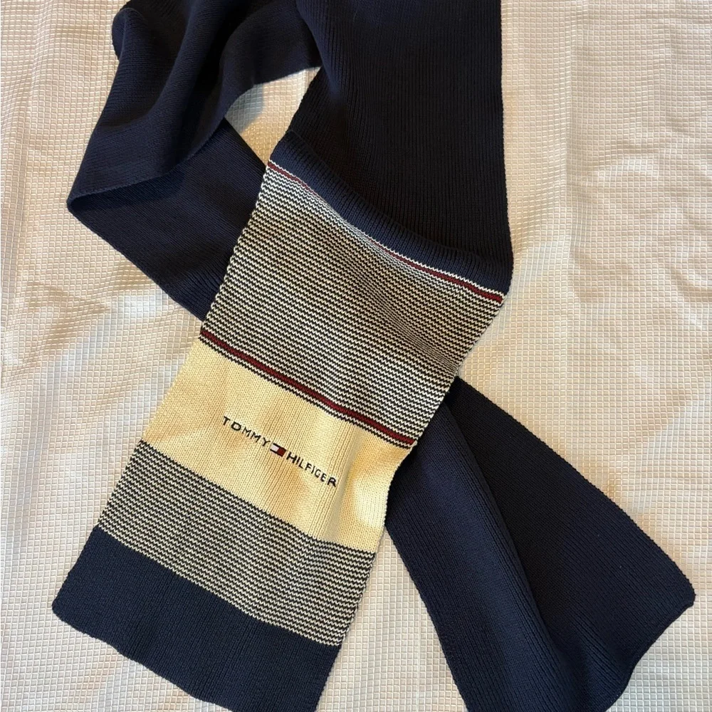 Tommy Hilfiger Navy & Cream Striped Knit Scarf with Logo Embroidery – Unisex